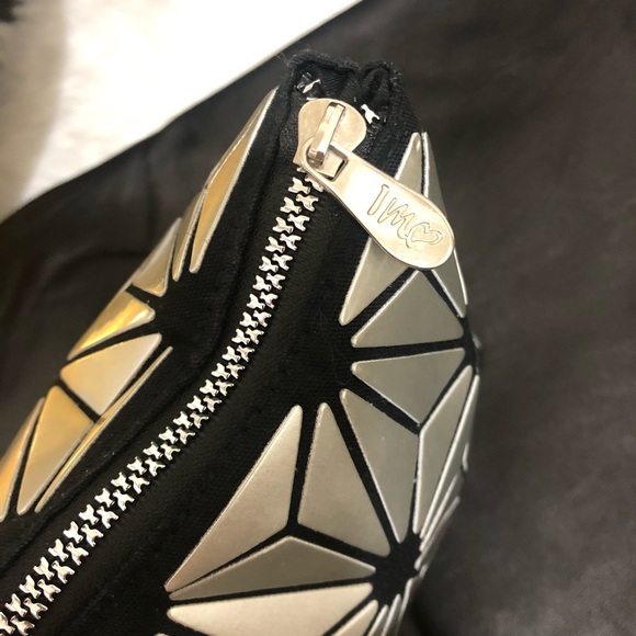 🆕IM❤️Trending Silver Metallic Cosmetic Bag Clutch - Picture 8 of 8